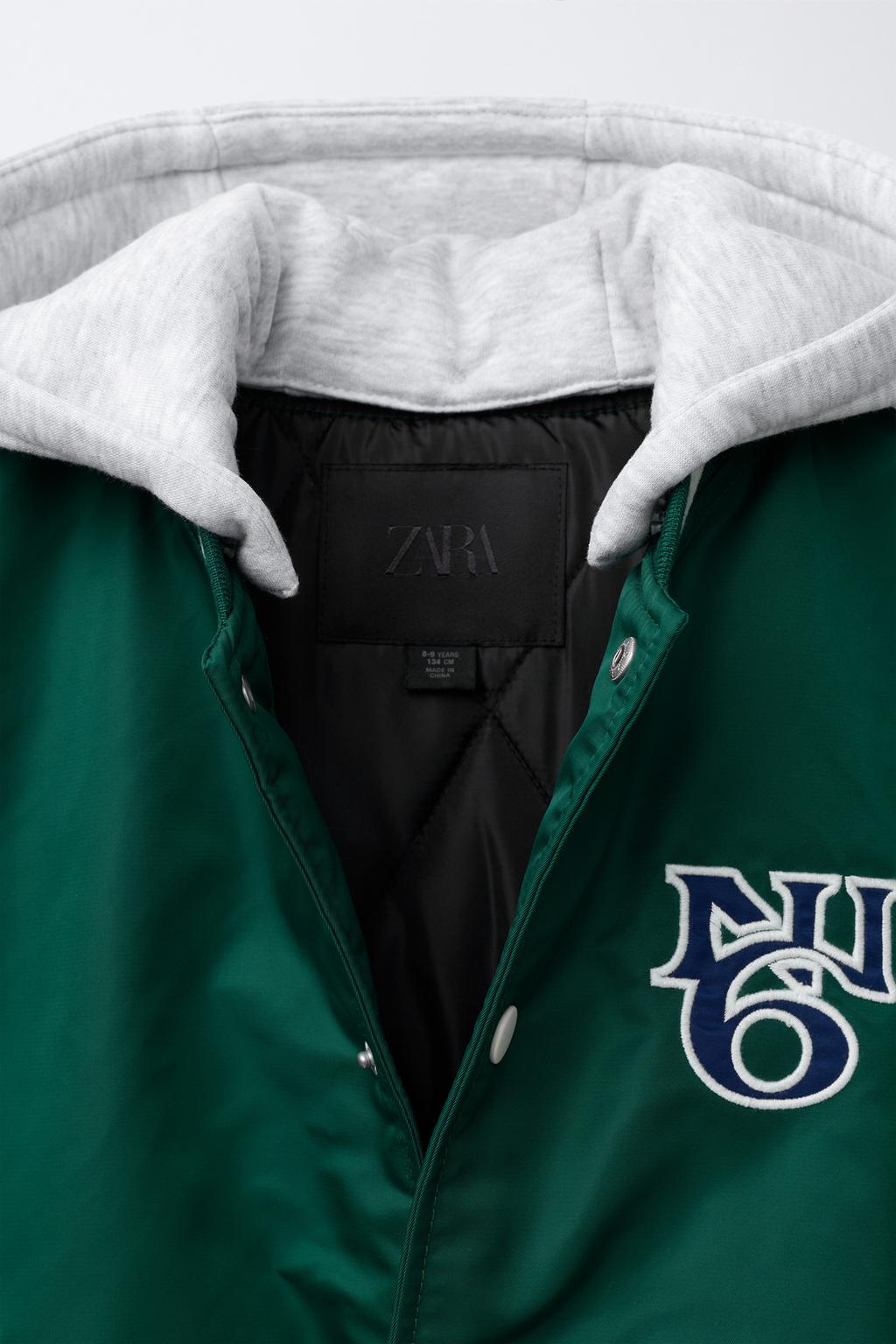 НЕЙЛОНОВЫЙ БОМБЕР С НАДПИСЬЮ И СЪЕМНЫМ КАПЮШОНОМ