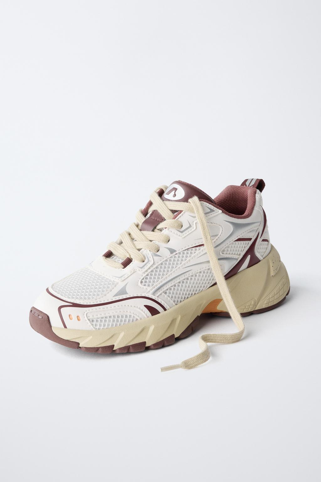 СПОРТИВНЫЕ КРОССОВКИ С СЕТЧАТЫМИ ДЕТАЛЯМИ