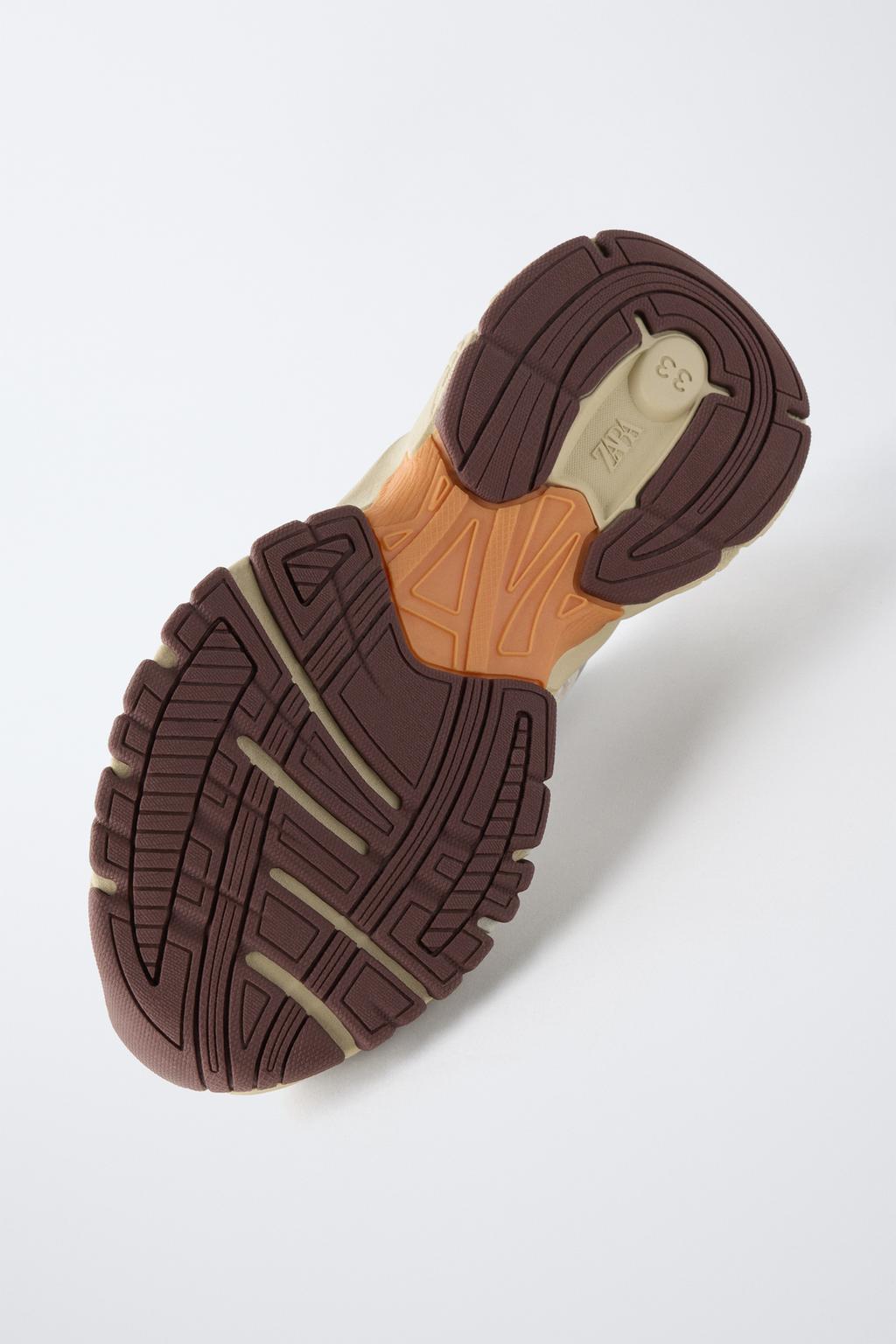 СПОРТИВНЫЕ КРОССОВКИ С СЕТЧАТЫМИ ДЕТАЛЯМИ