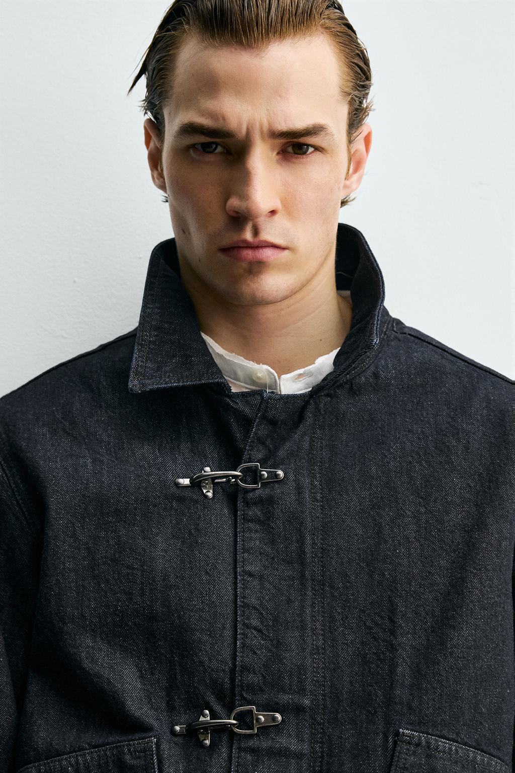 ДЖИНСОВАЯ КУРТКА С МЕТАЛЛИЧЕСКИМИ ЗАСТЕЖКАМИ