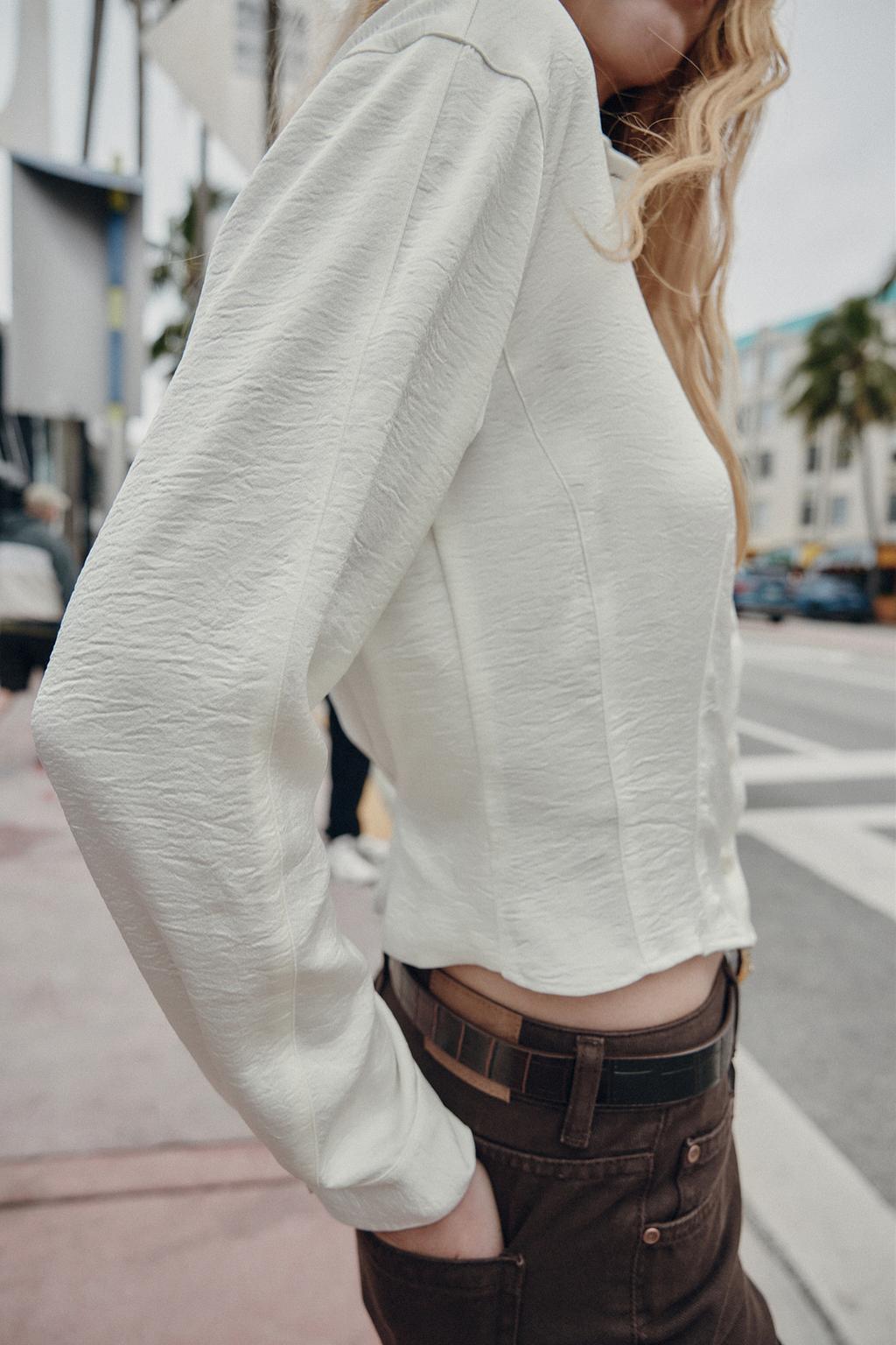 АТЛАСНАЯ РУБАШКА С ПРИТАЛЕННЫМ СИЛУЭТОМ