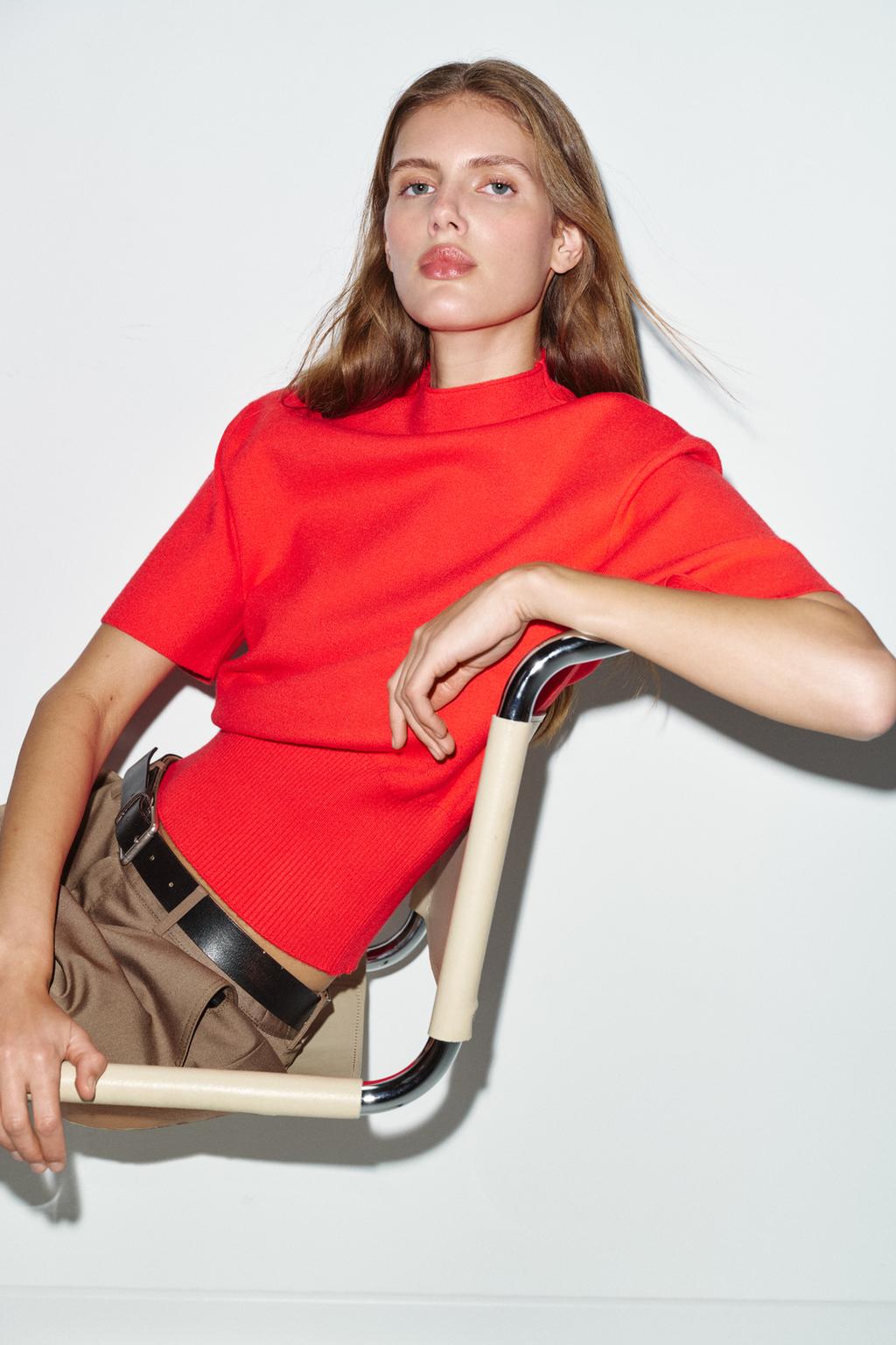 ТРИКОТАЖНЫЙ ТОП С ПЛЕЧЕВЫМИ ПОДУШКАМИ