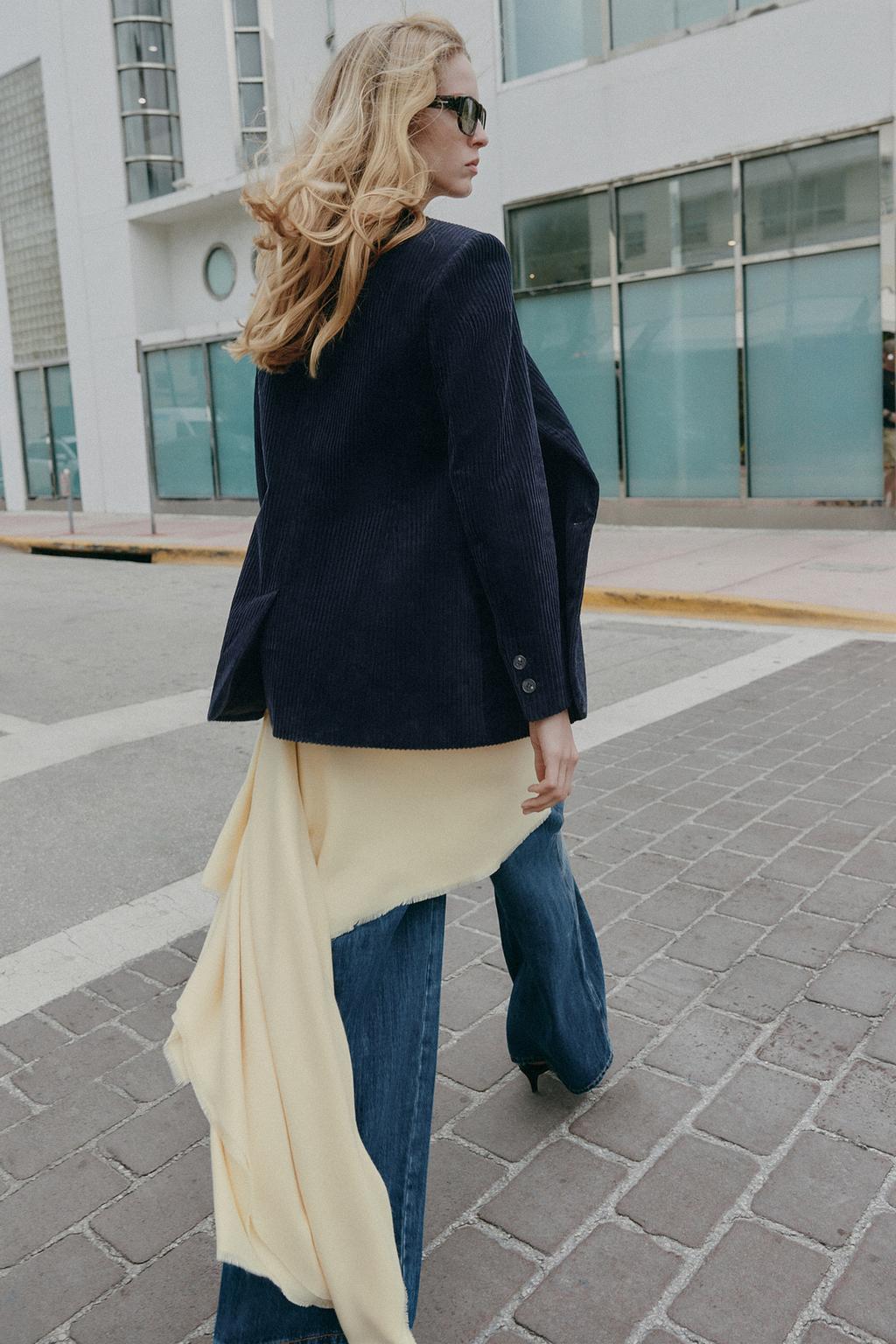 БЛЕЙЗЕР ИЗ ВЕЛЬВЕТА С ПОДПЛЕЧНИКАМИ