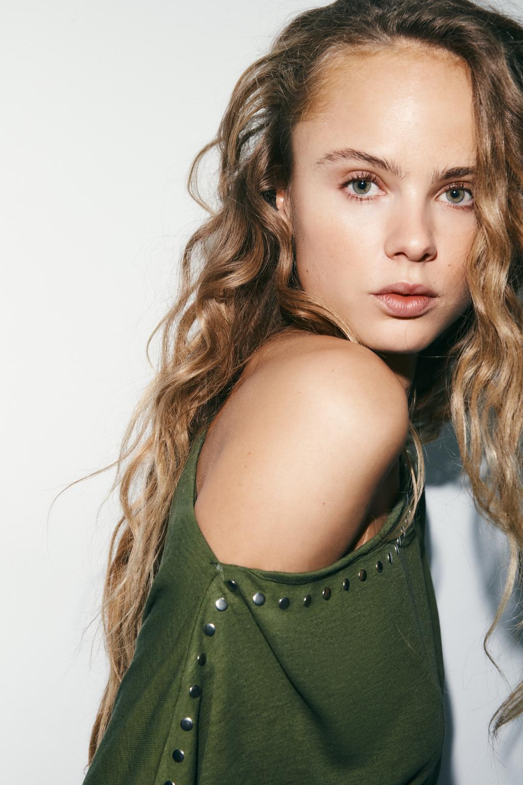 ФУТБОЛКА С ДЛИННЫМИ РУКАВАМИ И ЗАКЛЕПКАМИ