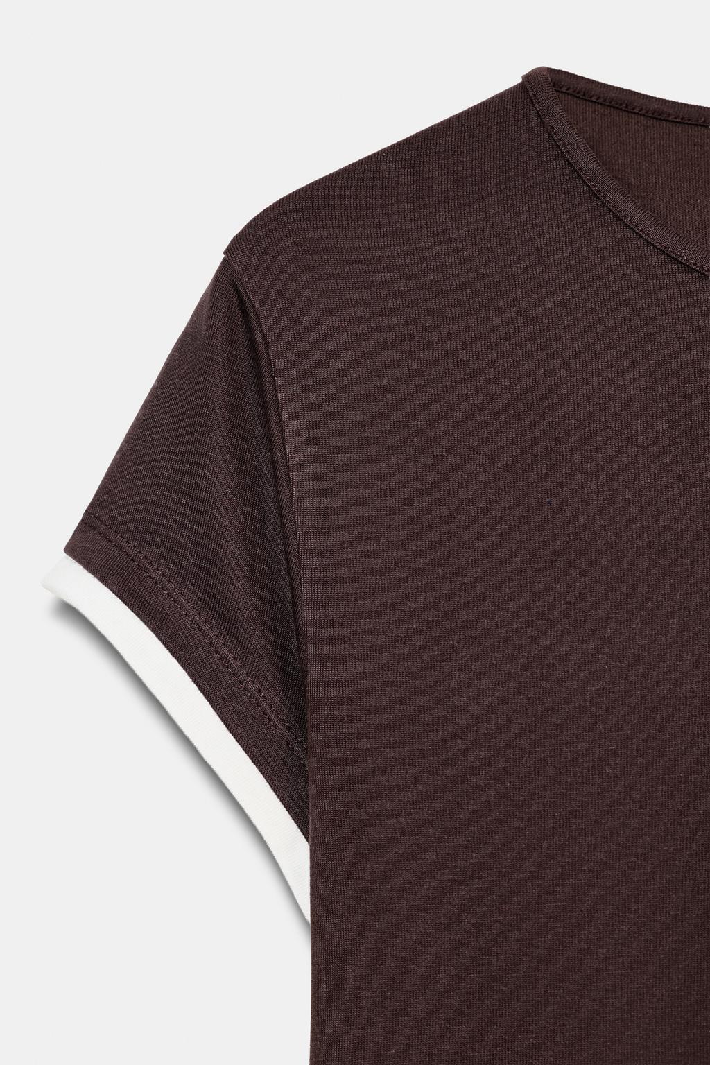 ФУТБОЛКА С КОНТРАСТНЫМИ ДЕТАЛЯМИ