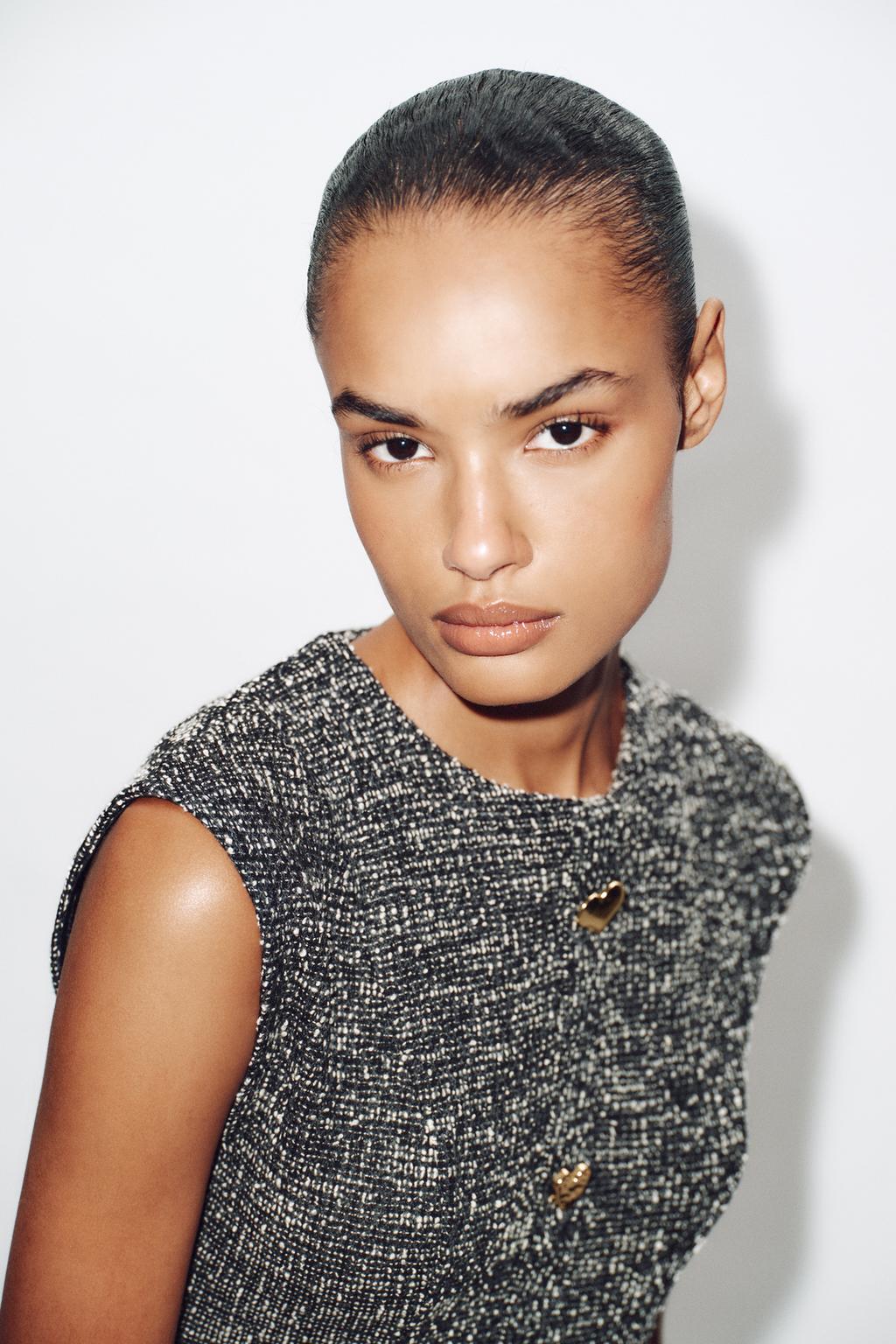 ПЛАТЬЕ ИЗ РЕЛЬЕФНОЙ ТКАНИ В СКЕЙТЕРСКОМ СТИЛЕ