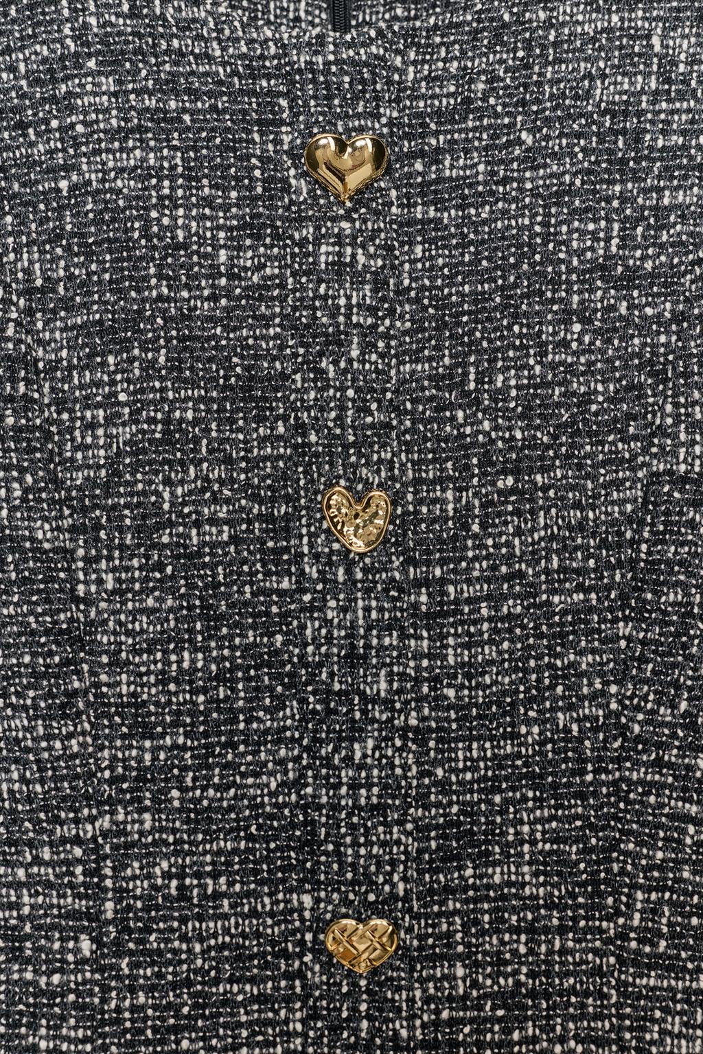 ПЛАТЬЕ ИЗ РЕЛЬЕФНОЙ ТКАНИ В СКЕЙТЕРСКОМ СТИЛЕ