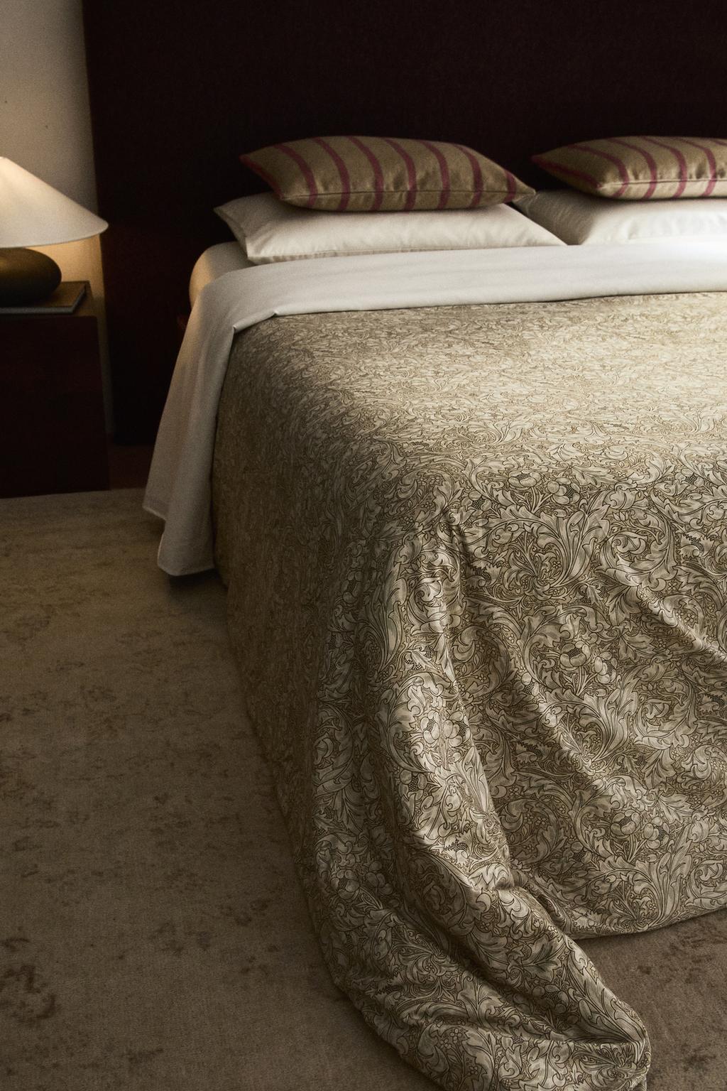 Покрывало из хлопка с атласной отделкой morris & co. с цветочным узором