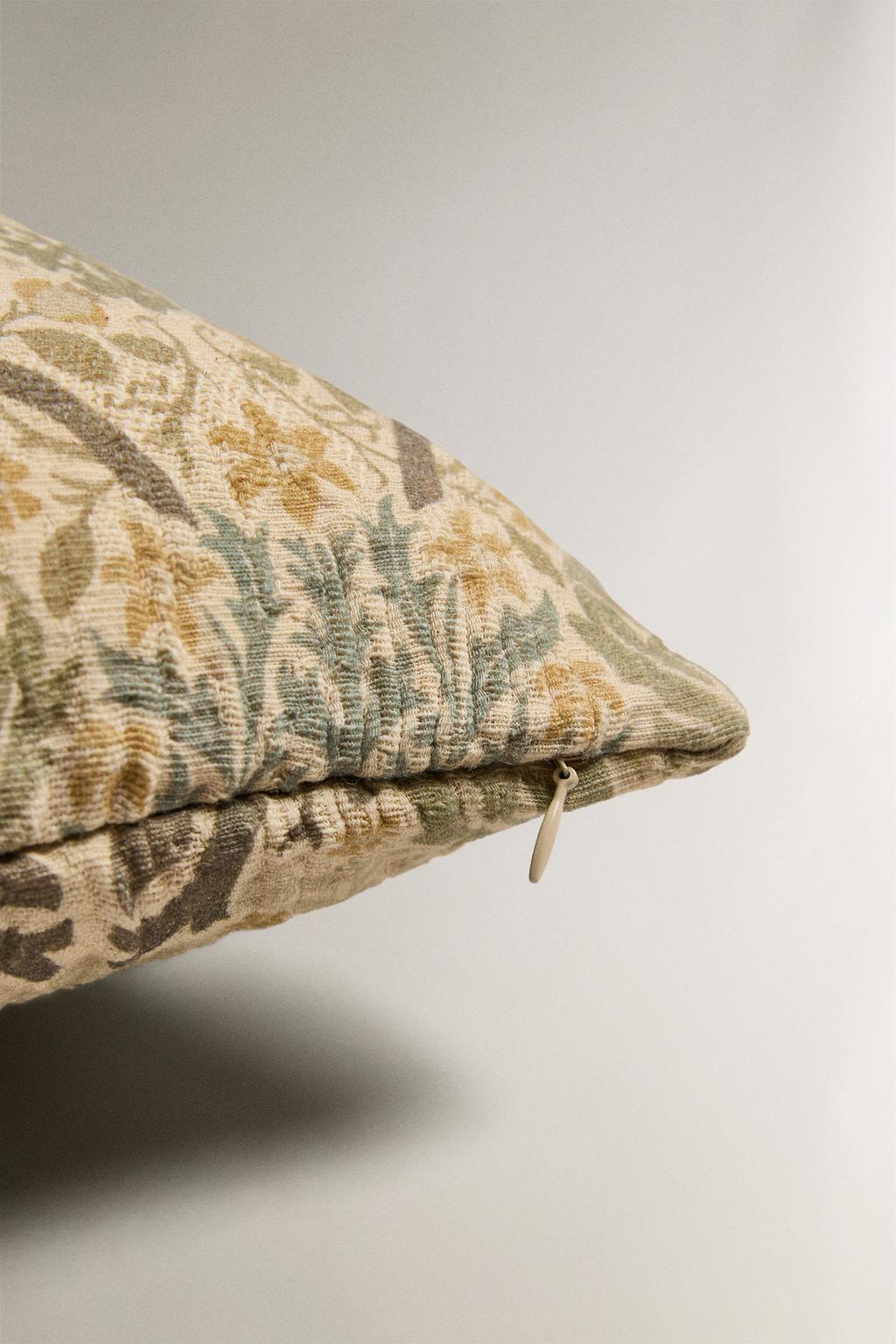 Подушка с цветочным узором morris & co.