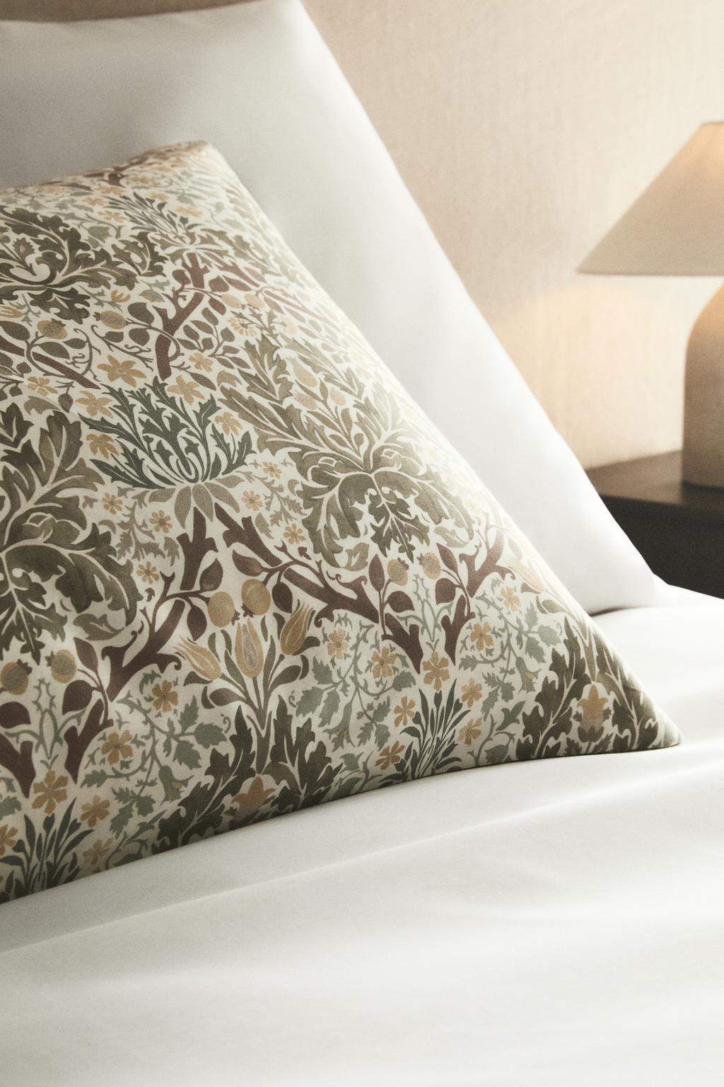 Наволочка из хлопкового сатина с рисунком листьев от morris & co.