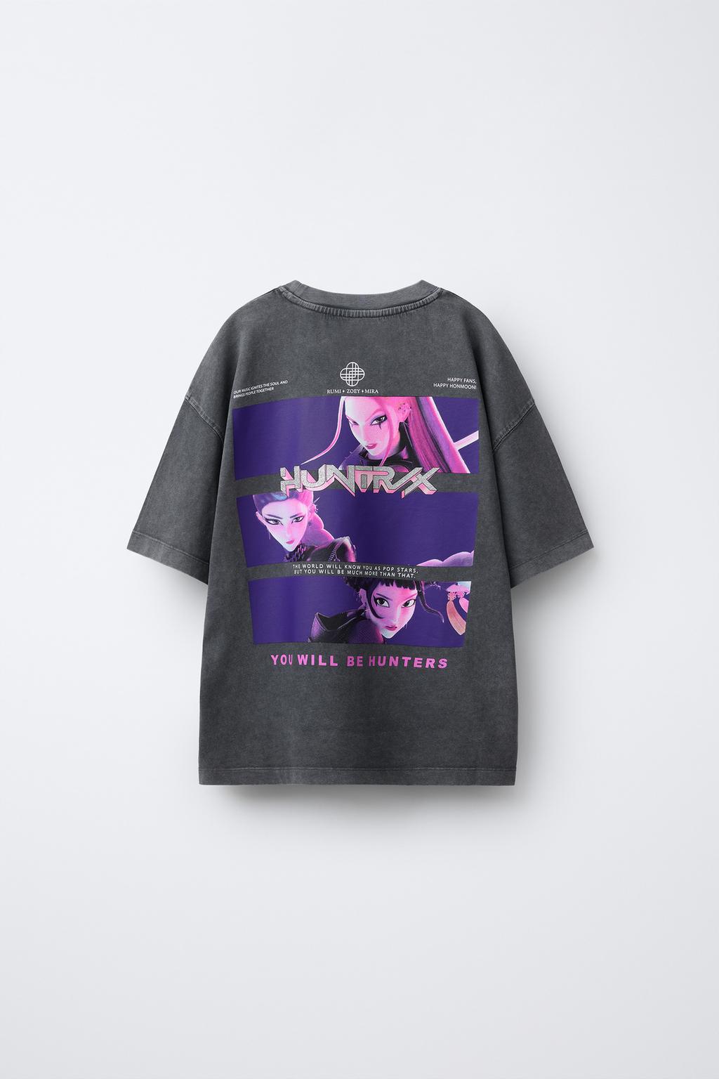 ФУТБОЛКА С ЭФФЕКТОМ ПОТЕРТОСТИ И ПРИНТОМ KPOP DEMON HUNTERS™ NETFLIX ©