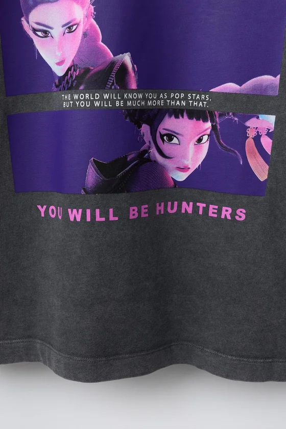 ФУТБОЛКА С ЭФФЕКТОМ ПОТЕРТОСТИ И ПРИНТОМ KPOP DEMON HUNTERS™ NETFLIX ©