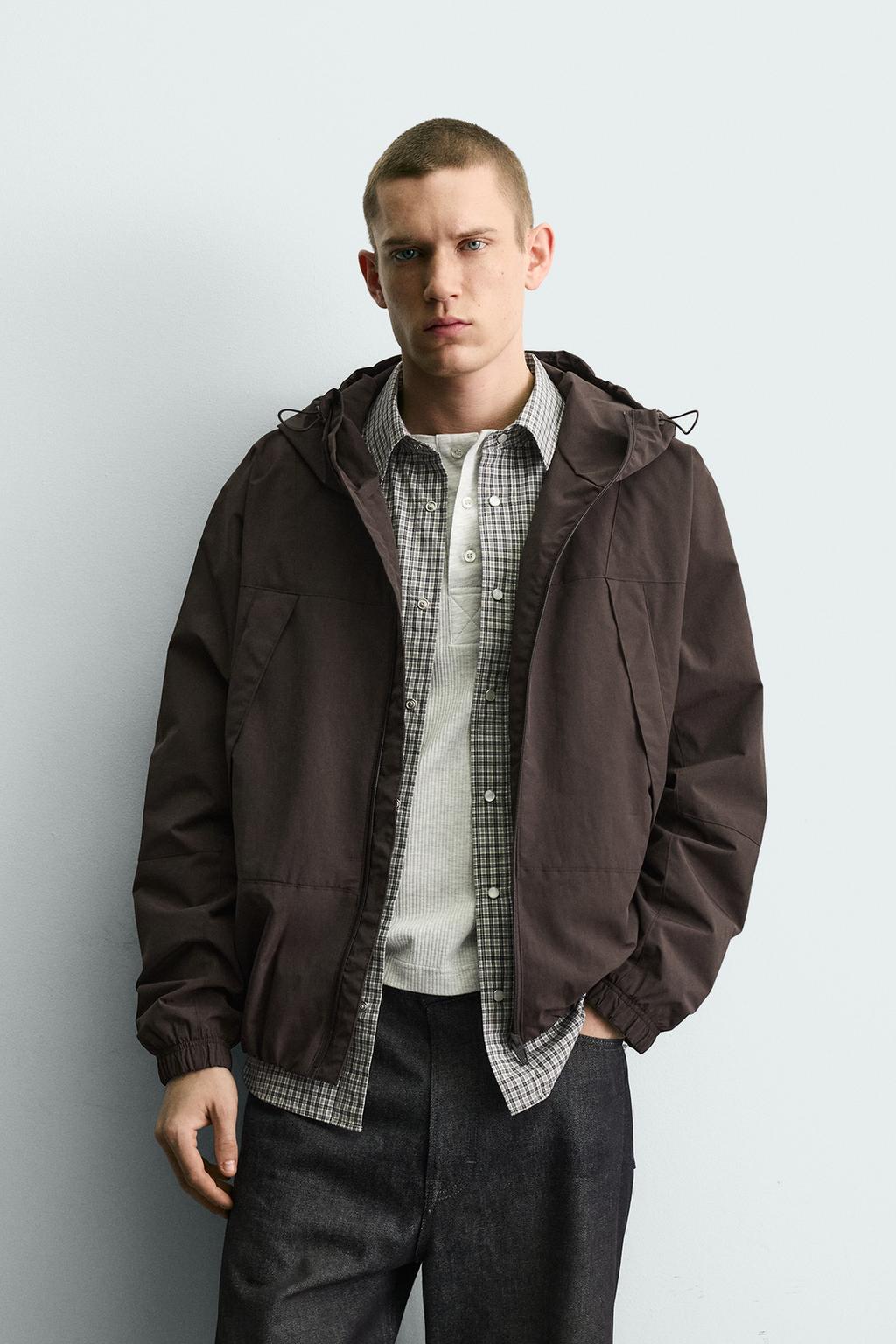 НЕПРОМОКАЕМАЯ КУРТКА ИЗ ВЫСОКОТЕХНОЛОГИЧНОЙ ТКАНИ С ПОЛАРФЛИСОМ