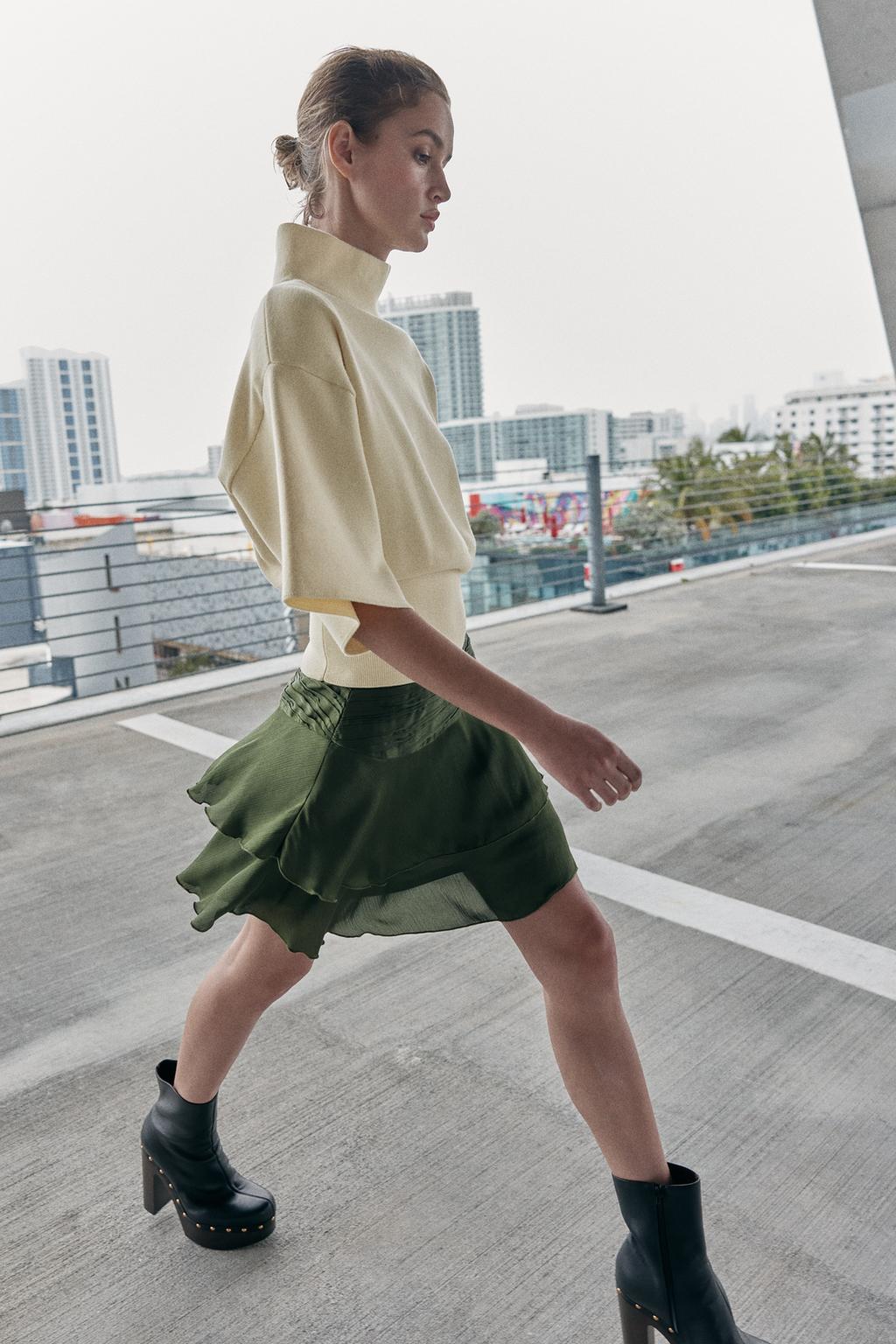 АТЛАСНАЯ МИНИ-ЮБКА С ВОЛАНАМИ