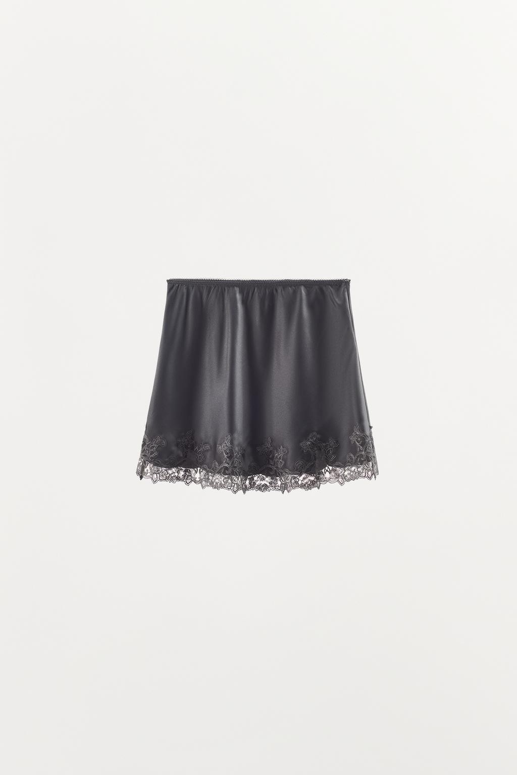 АТЛАСНАЯ МИНИ-ЮБКА С КРУЖЕВОМ