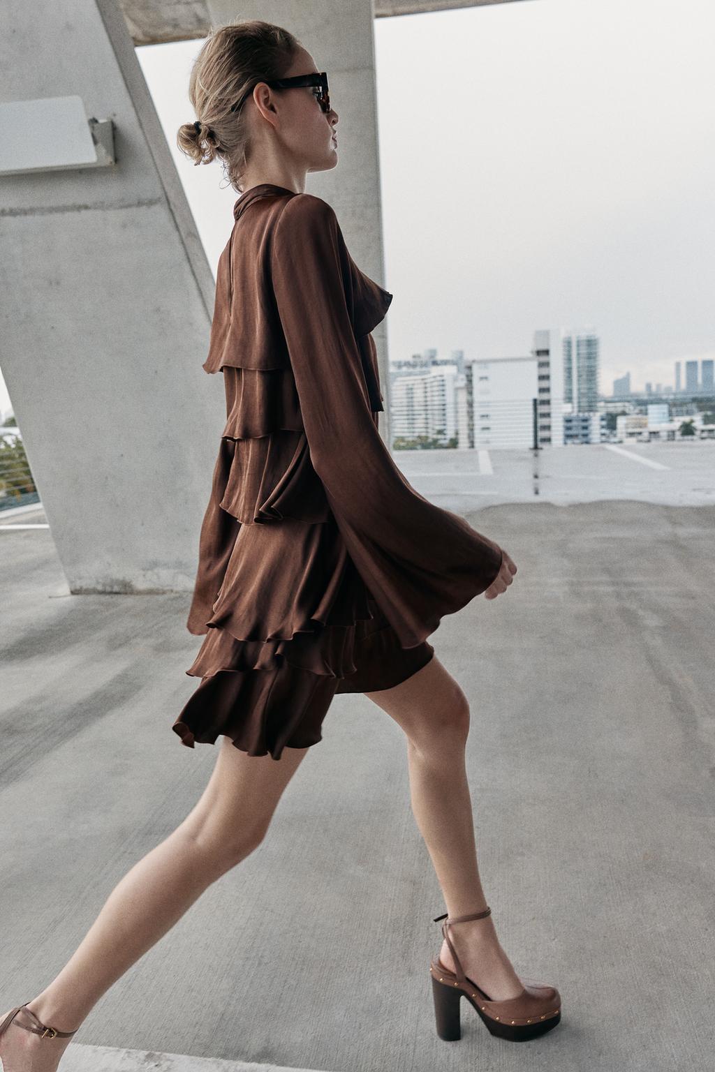 КОРОТКОЕ ПЛАТЬЕ ИЗ АТЛАСА С ВОЛАНАМИ