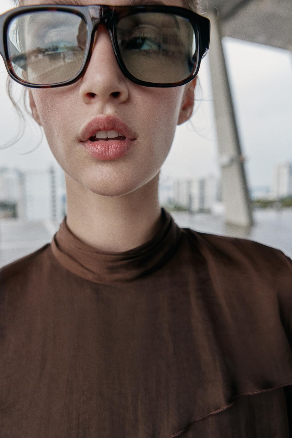 КОРОТКОЕ ПЛАТЬЕ ИЗ АТЛАСА С ВОЛАНАМИ