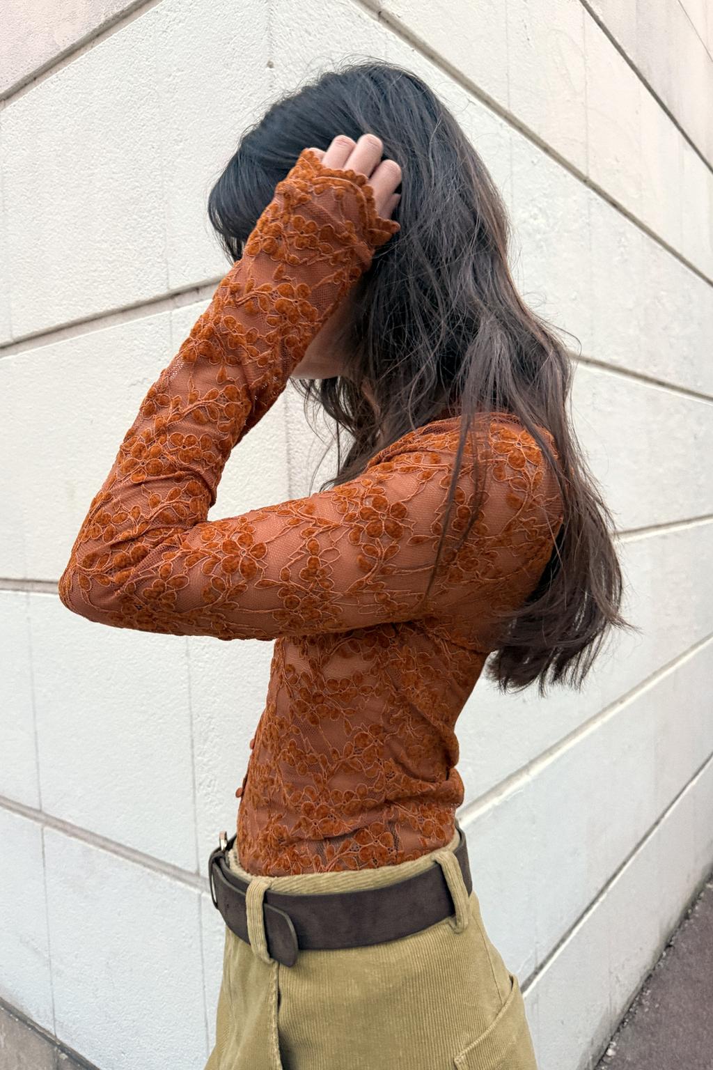 КРУЖЕВНОЙ ТОП С ПУГОВИЦАМИ