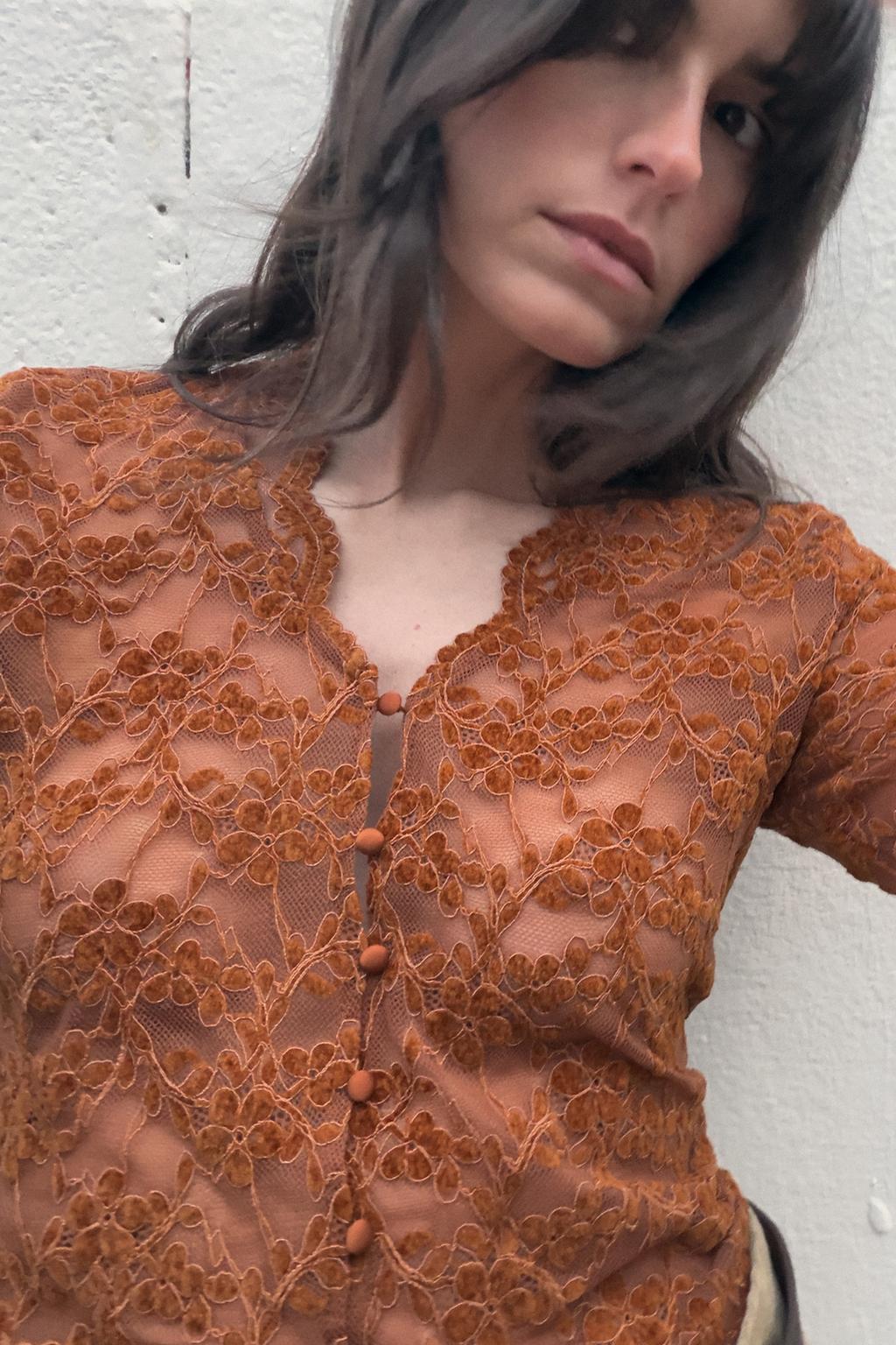 КРУЖЕВНОЙ ТОП С ПУГОВИЦАМИ