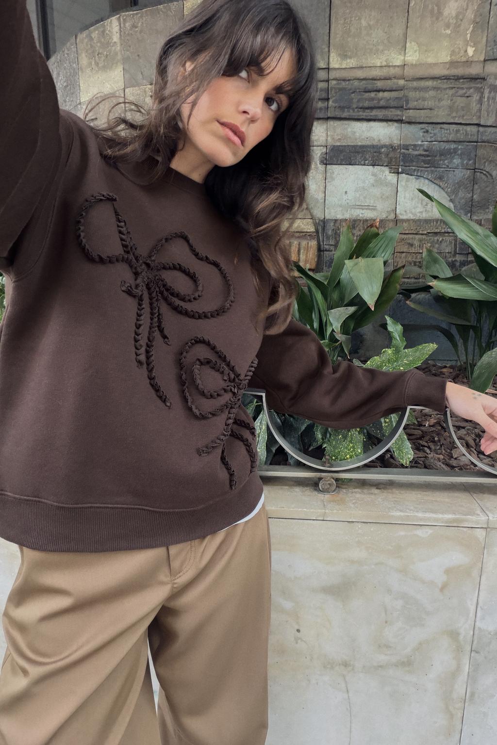 ТОЛСТОВКА С РЕЛЬЕФНЫМИ БАНТАМИ