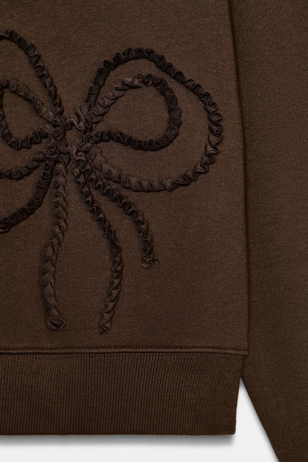 ТОЛСТОВКА С РЕЛЬЕФНЫМИ БАНТАМИ