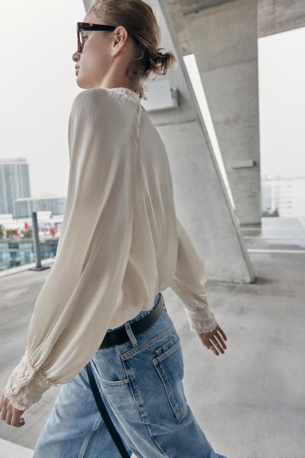 АТЛАСНАЯ БЛУЗА С ВОРОТНИКОМ СТОЙКОЙ