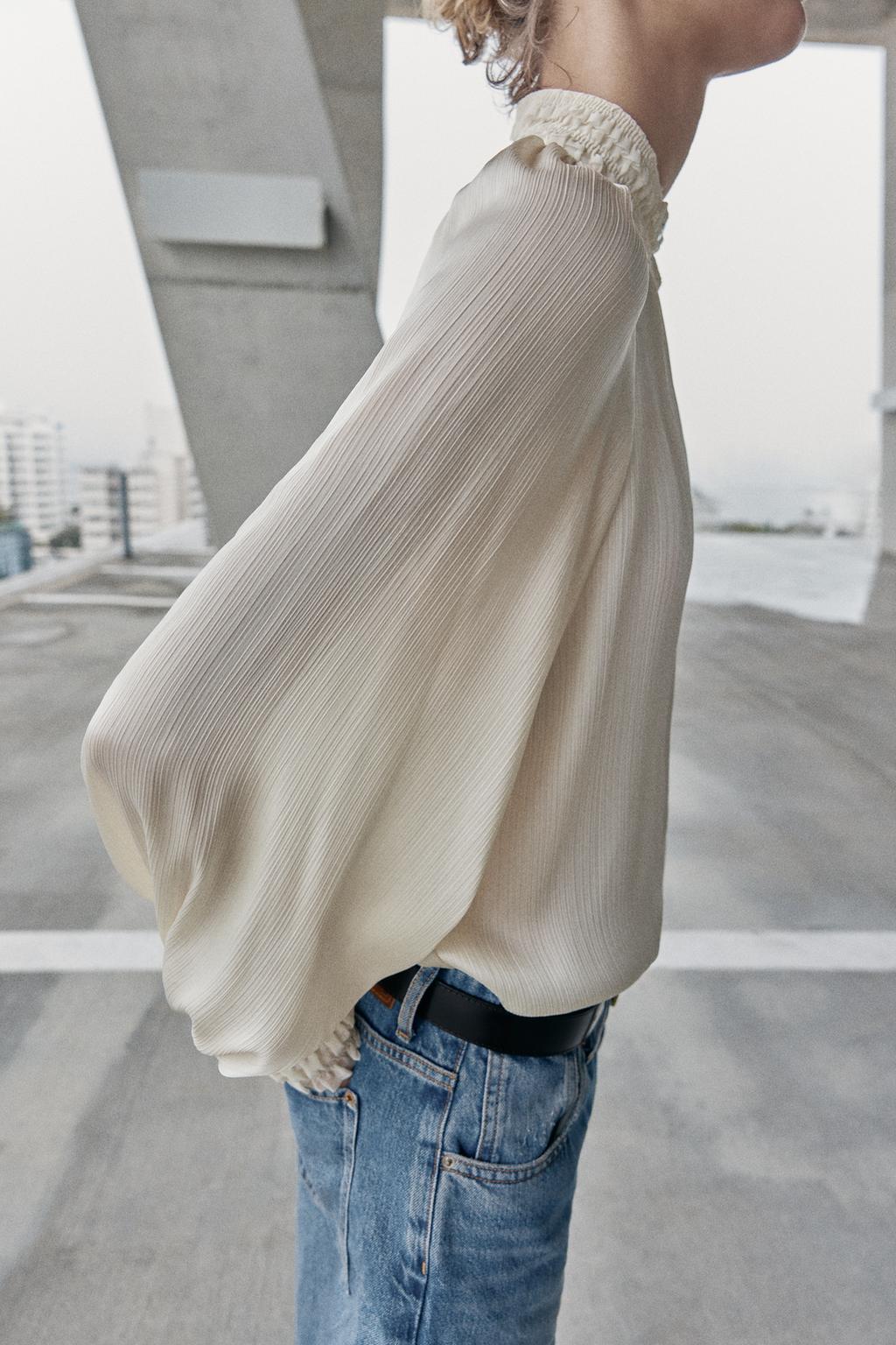 АТЛАСНАЯ БЛУЗА С ВОРОТНИКОМ СТОЙКОЙ