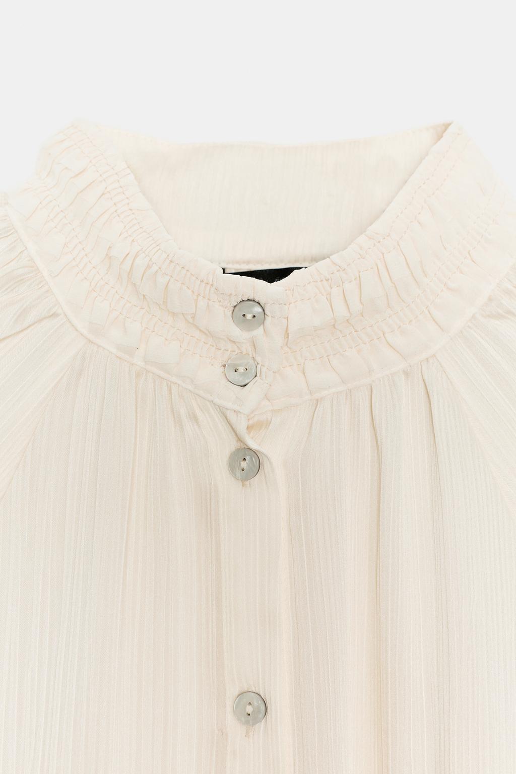 АТЛАСНАЯ БЛУЗА С ВОРОТНИКОМ СТОЙКОЙ