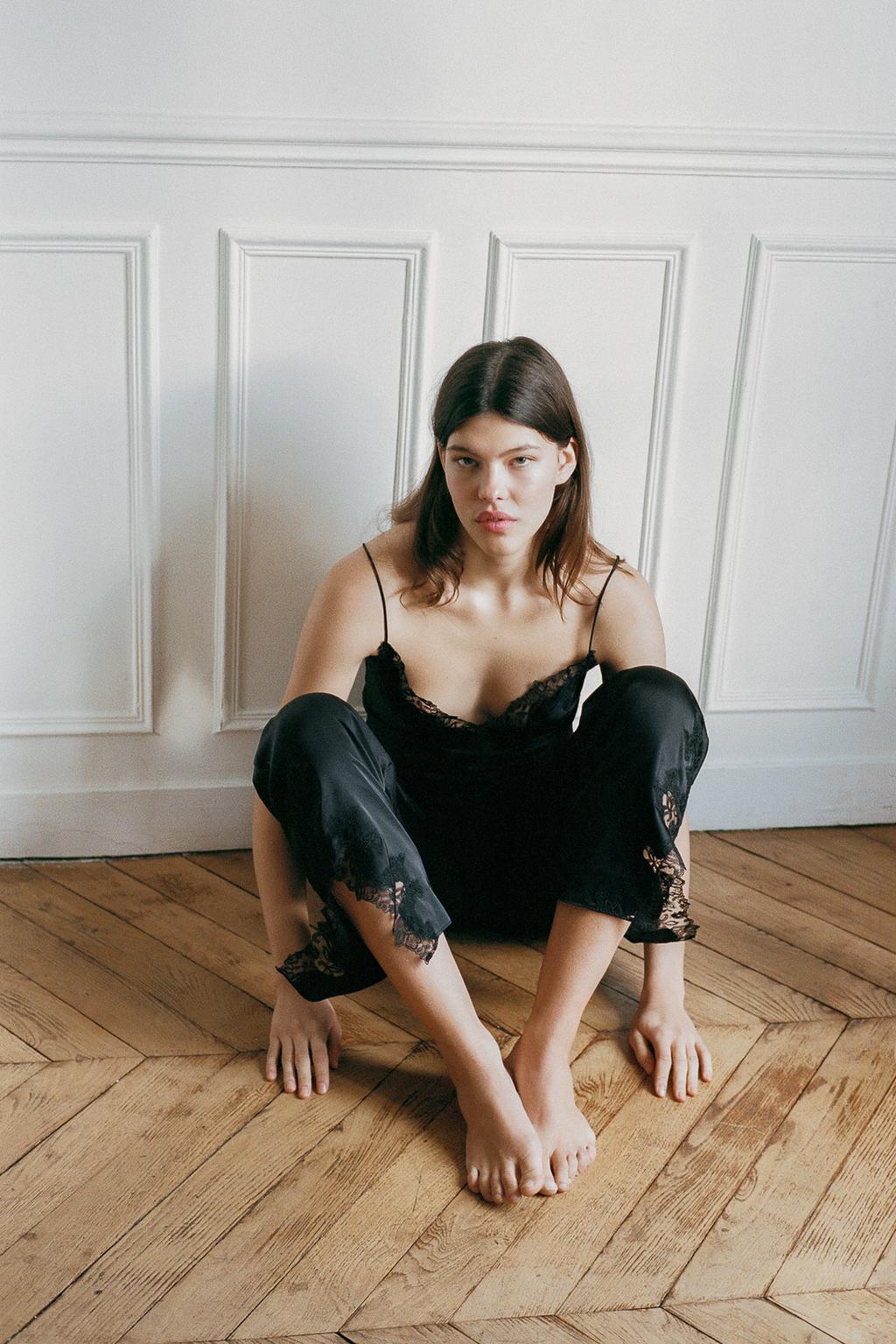 АТЛАСНЫЕ БРЮКИ С КРУЖЕВОМ