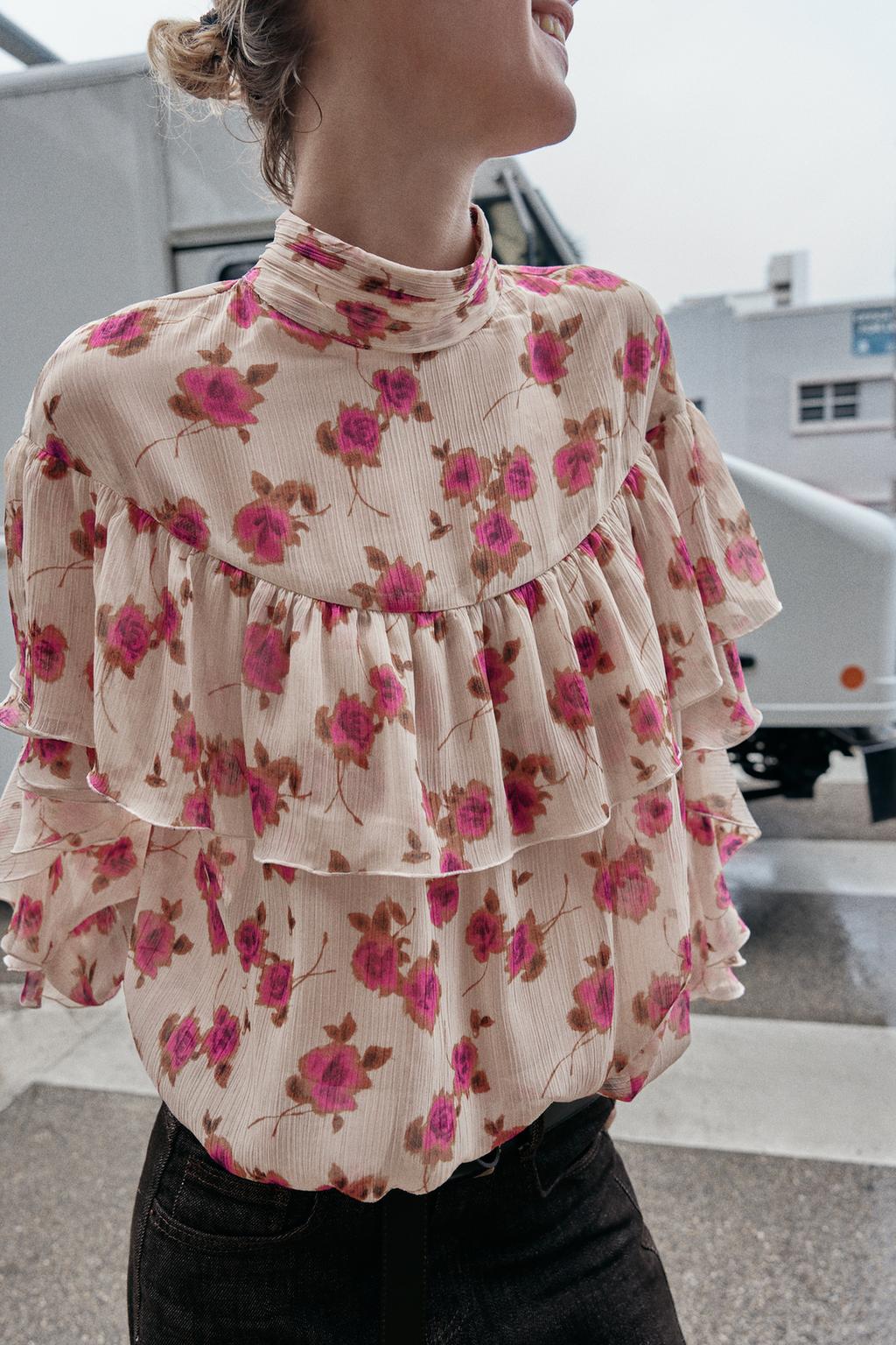 БЛУЗА С ПРИНТОМ И ВОЛАНАМИ