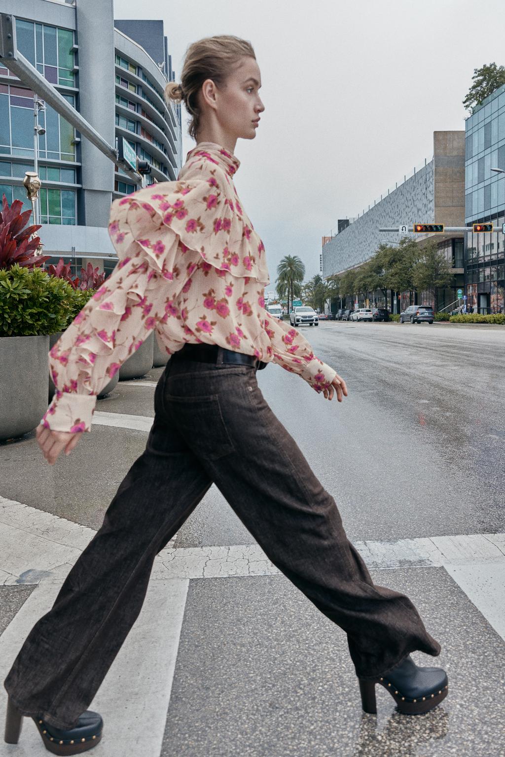 БЛУЗА С ПРИНТОМ И ВОЛАНАМИ