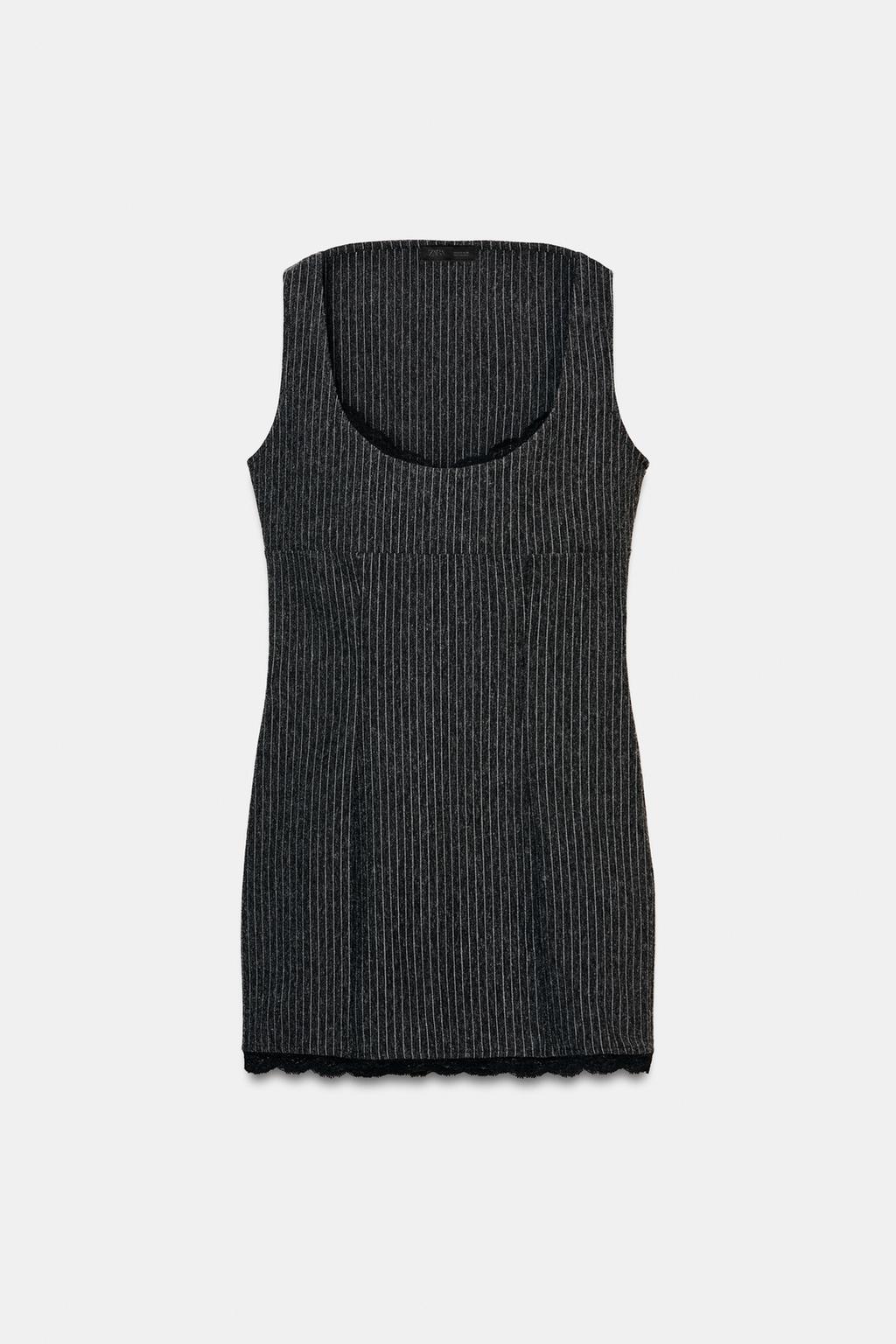 КОРОТКОЕ ПЛАТЬЕ В ПОЛОСКУ В ДИПЛОМАТИЧЕСКОМ СТИЛЕ