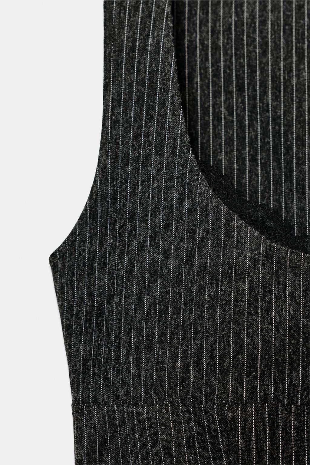 КОРОТКОЕ ПЛАТЬЕ В ПОЛОСКУ В ДИПЛОМАТИЧЕСКОМ СТИЛЕ