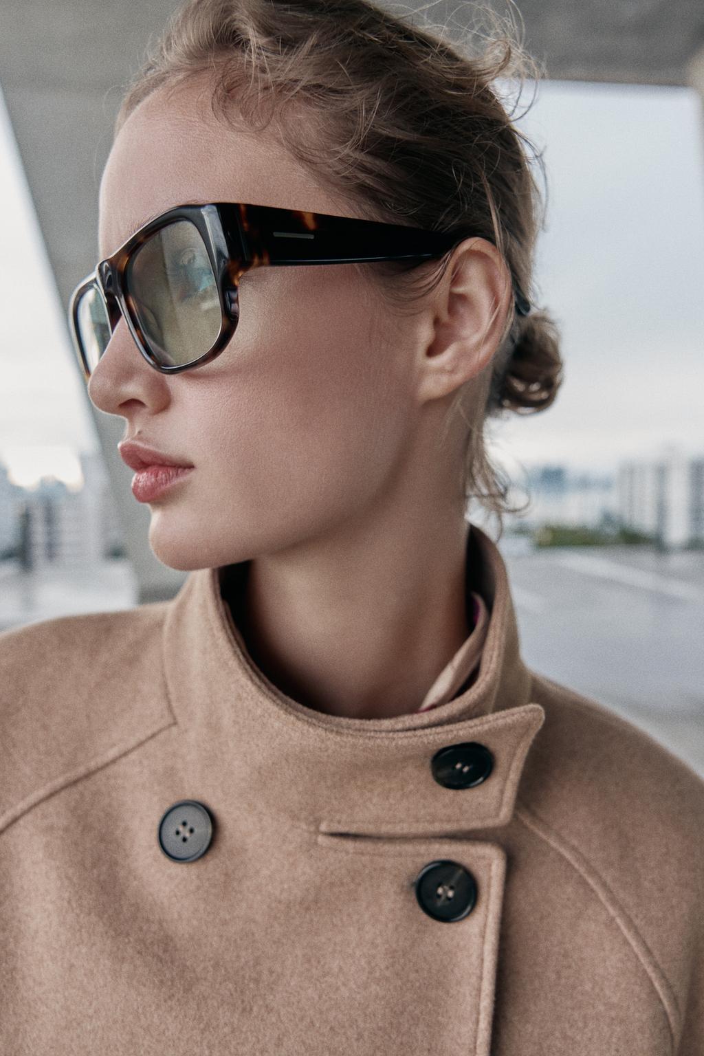 КОРОТКОЕ ДВУБОРТНОЕ ПАЛЬТО С ВОРОТНИКОМ-СТОЙКОЙ