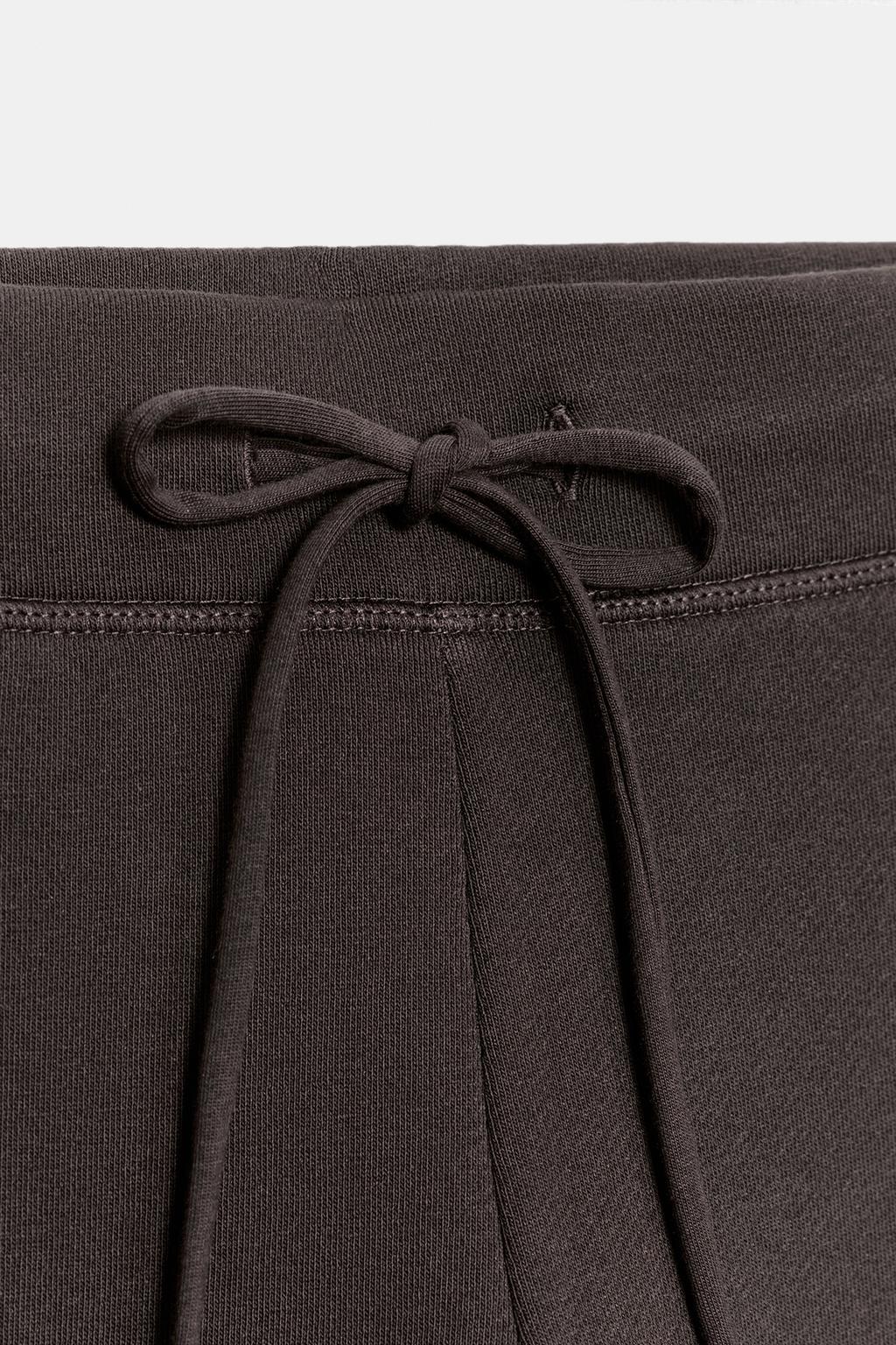 РАСКЛЕШЕННЫЕ БРЮКИ С ЭФФЕКТОМ ПОТЕРТОСТИ