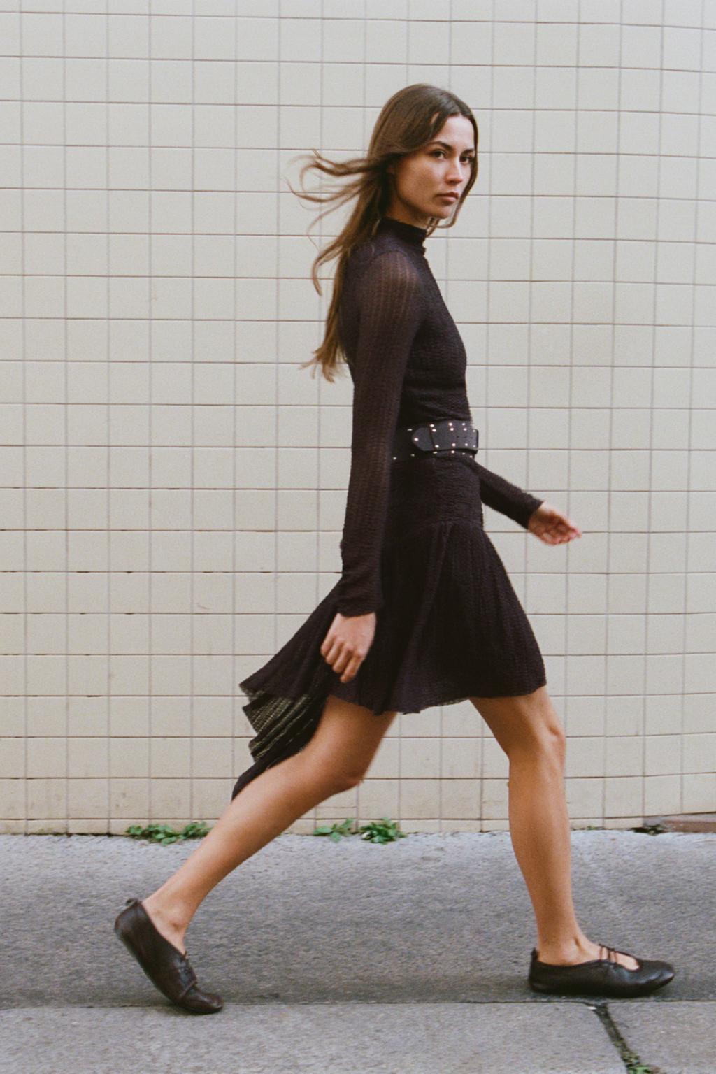 АСИММЕТРИЧНОЕ МИНИ-ПЛАТЬЕ С РЕМНЕМ