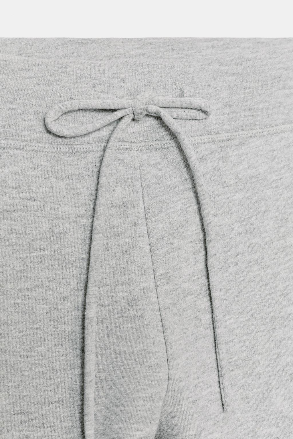 РАСКЛЕШЕННЫЕ БРЮКИ С ЭФФЕКТОМ ПОТЕРТОСТИ