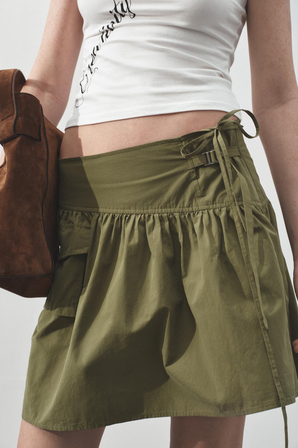 КОРОТКАЯ ОБЪЕМНАЯ ЮБКА С ПРЯЖКОЙ