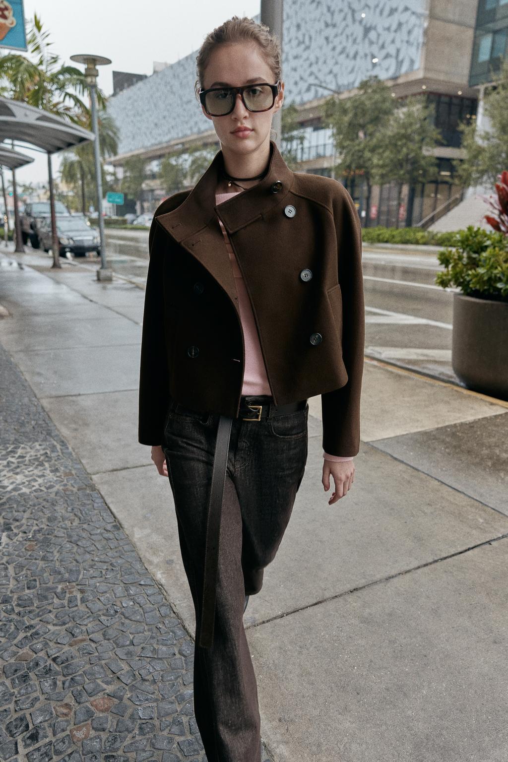 КОРОТКОЕ ДВУБОРТНОЕ ПАЛЬТО С ВЫСОКИМ ВОРОТНИКОМ