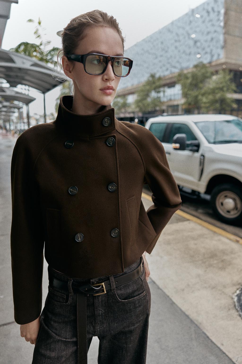 КОРОТКОЕ ДВУБОРТНОЕ ПАЛЬТО С ВЫСОКИМ ВОРОТНИКОМ