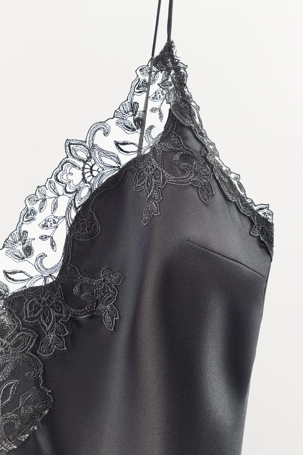 АТЛАСНЫЙ ТОП НА БРЕТЕЛЯХ С КРУЖЕВОМ