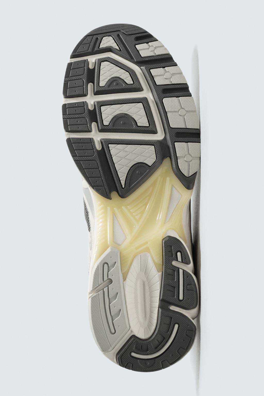 КРОССОВКИ НА ОБЪЕМНОЙ ПОДОШВЕ