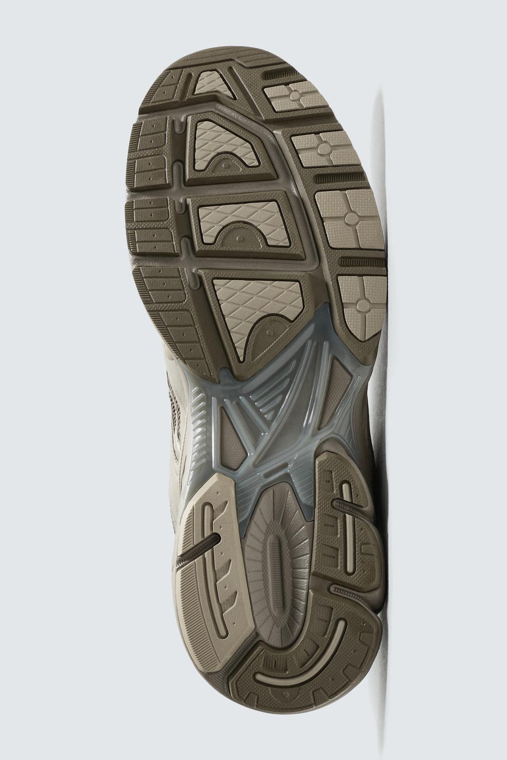 КРОССОВКИ НА ОБЪЕМНОЙ ПОДОШВЕ