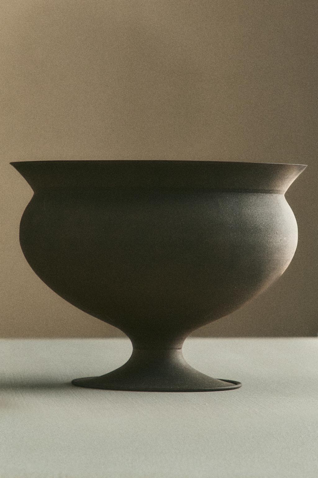 Высокая металлическая кастрюля