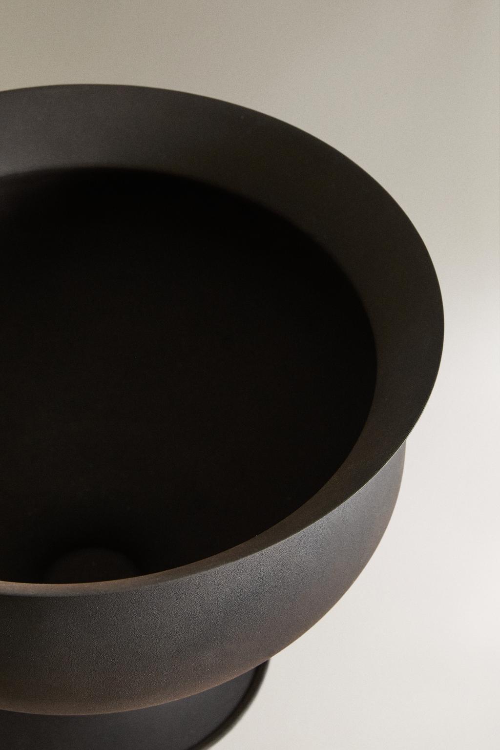 Высокая металлическая кастрюля