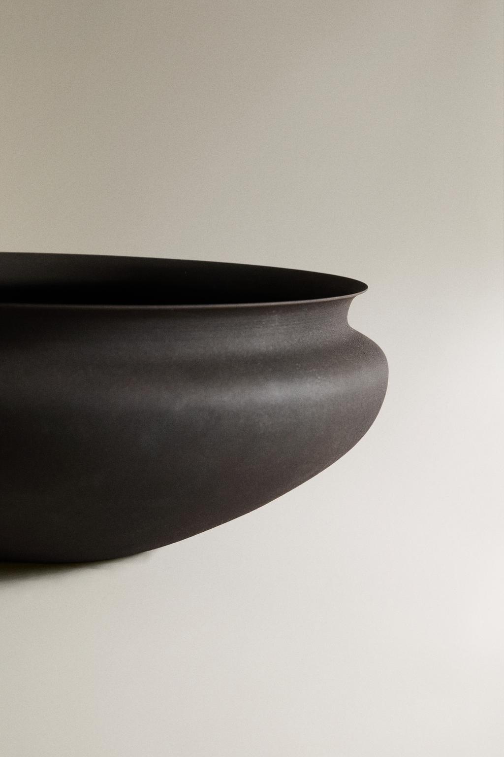 Низкий металлический горшок