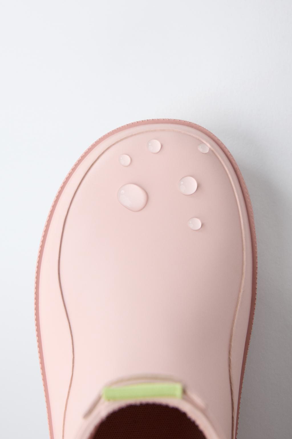 РЕЗИНОВЫЕ БОТИНКИ С ЭЛАСТИЧНЫМИ ВСТАВКАМИ