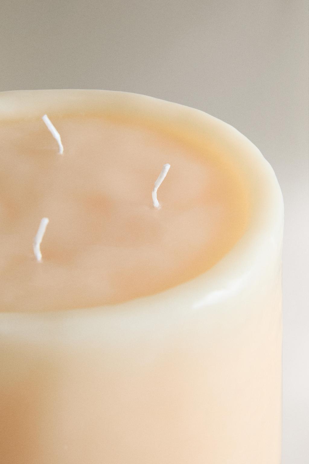 Декоративная бежевая свеча