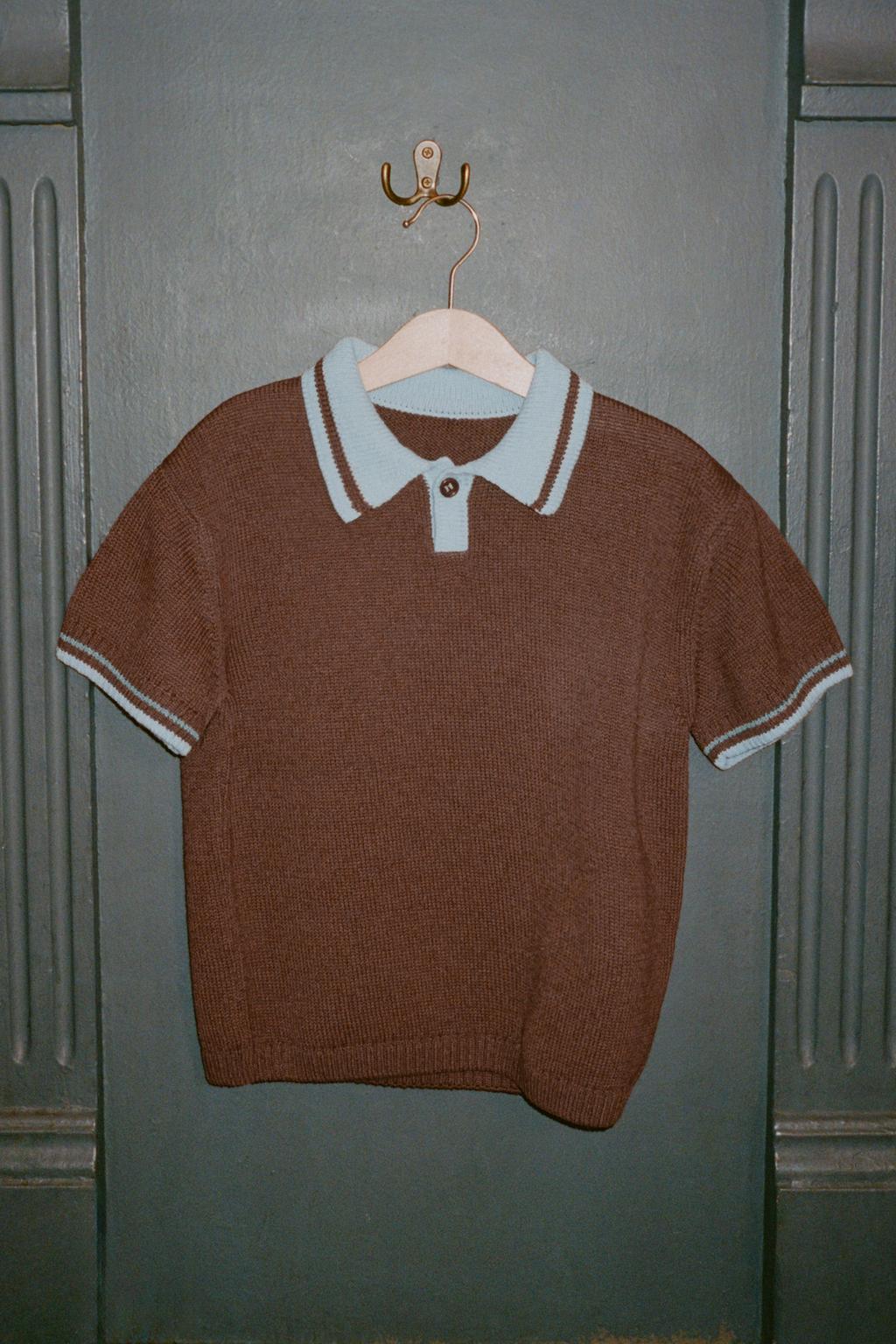 ТРИКОТАЖНОЕ ПОЛО С КОНТРАСТНЫМ ВОРОТНИКОМ