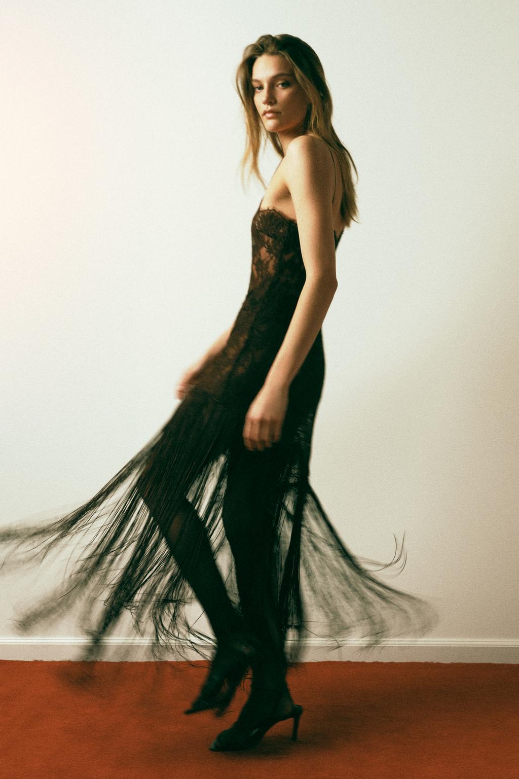 ПЛАТЬЕ НА БРЕТЕЛЯХ С КРУЖЕВОМ И БАХРОМОЙ